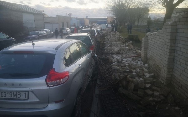 Вернут ли деньги владельцам машин, поврежденных при падении кирпичного забора в Барановичах Вернут ли деньги владельцам машин, поврежденных при падении кирпичного забора в Барановичах