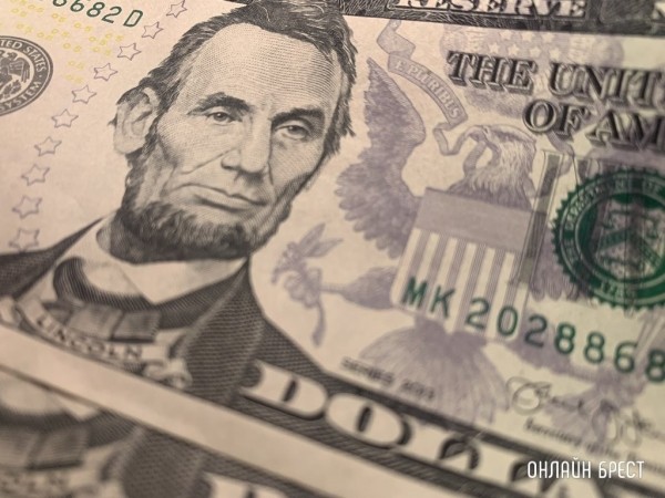 Доллар и евро наперегонки бросились вниз