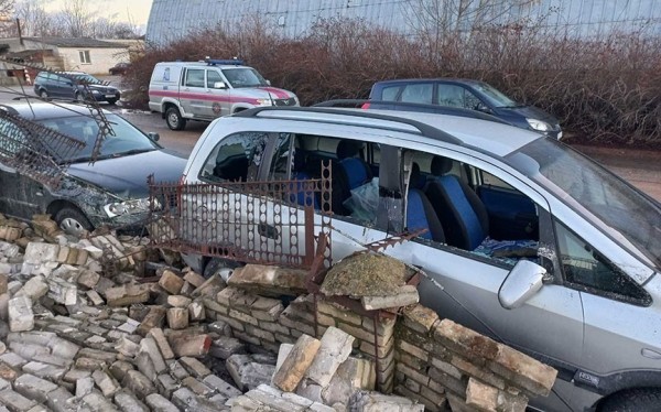 Вернут ли деньги владельцам машин, поврежденных при падении кирпичного забора в Барановичах Вернут ли деньги владельцам машин, поврежденных при падении кирпичного забора в Барановичах