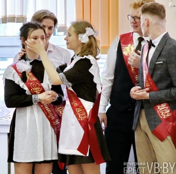 В брестских школах прозвенели последние звонки. Смотрите, как это было в СШ №22