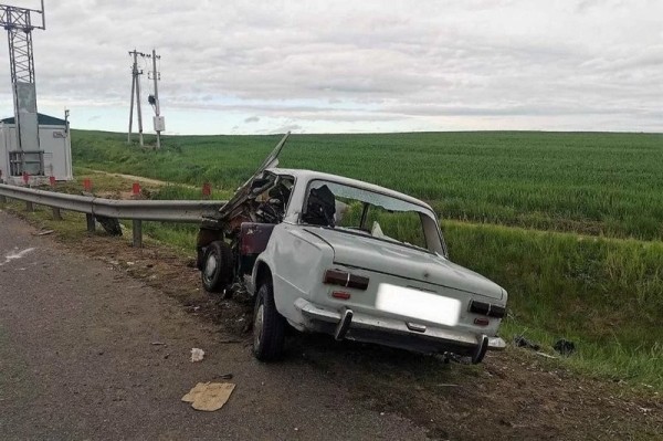 В Беларуси «Жигули» напоролись на отбойник – двое в больнице В Беларуси «Жигули» напоролись на отбойник – двое в больнице