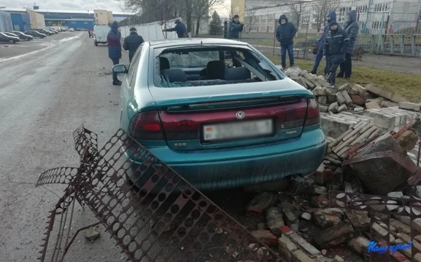 Вернут ли деньги владельцам машин, поврежденных при падении кирпичного забора в Барановичах Вернут ли деньги владельцам машин, поврежденных при падении кирпичного забора в Барановичах