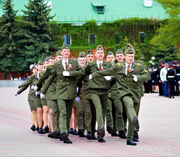 
                Читатель: Городской смотр строя и песни в Брестской крепости - https://onlinebrest.by/publikacii/chitatel-gorodskoy-smotr-stroya-i-pesni-v-brestskoy-kreposti.html
            