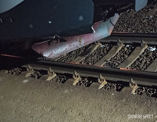 В Брестской области двух женщин «сдуло» потоком воздуха от проходящего поезда В Брестской области двух женщин «сдуло» потоком воздуха от проходящего поезда