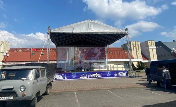 Брест. На площадке у Легкоатлетического манежа идёт подготовка к выставке-ярмарке «Садовый Маркет» Брест. На площадке у Легкоатлетического манежа идёт подготовка к выставке-ярмарке «Садовый Маркет»