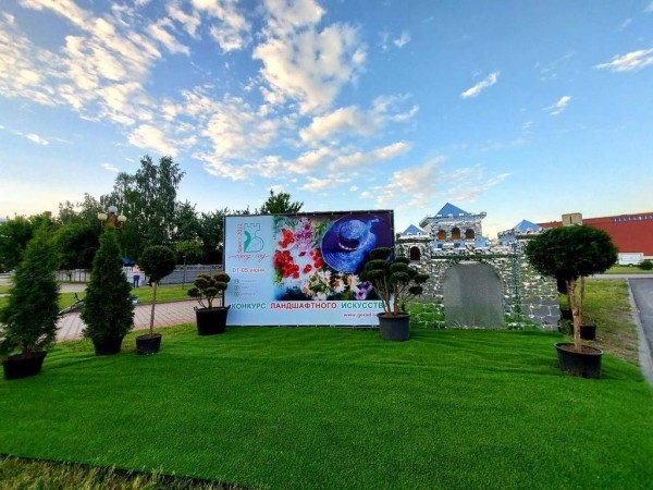 Брест. На площадке у Легкоатлетического манежа идёт подготовка к выставке-ярмарке «Садовый Маркет» Брест. На площадке у Легкоатлетического манежа идёт подготовка к выставке-ярмарке «Садовый Маркет»