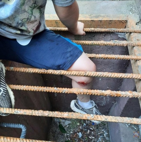В Беларуси работники МЧС помогли мальчику, который застрял в приямке В Беларуси работники МЧС помогли мальчику, который застрял в приямке