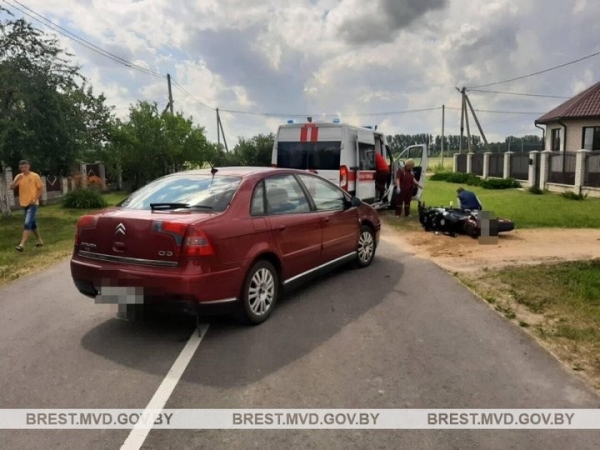 Мотоциклиста доставили в больницу после ДТП в Берёзе Мотоциклиста доставили в больницу после ДТП в Берёзе