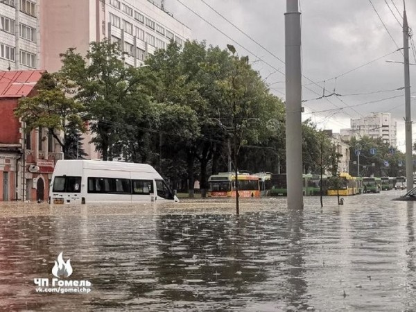 Сильный дождь затопил Гомель. Людей из воды доставали спасатели на лодках