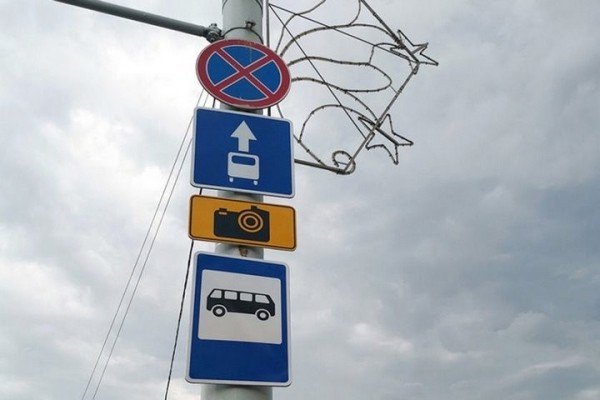 Камера фотофиксации есть, а знака нет. Накажут ли водителя?
