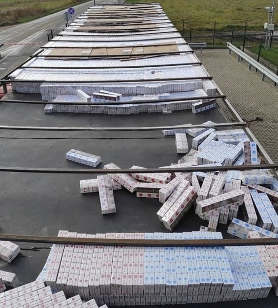 В Литве в двух «пустых» фурах из Беларуси нашли сигареты более чем на 830 000 евро В Литве в двух «пустых» фурах из Беларуси нашли сигареты более чем на 830 000 евро