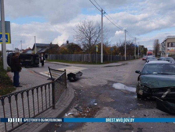 В Бресте от удара опрокинулся легковушка. Подробности ДТП В Бресте от удара опрокинулся легковушка. Подробности ДТП