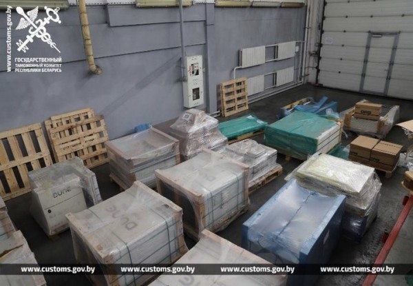 В «Козловичах» выявили очередной нелегально перевозимый груз: на сей раз керамическая плитка, смесители и различные детали к ним В «Козловичах» выявили очередной нелегально перевозимый груз: на сей раз керамическая плитка, смесители и различные детали к ним