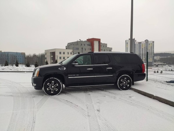 «Все гофры с проводкой посечены песком!». Белорусу так отпескоструили Cadillac, что у машины отказала электроника и кузов начал ржаветь