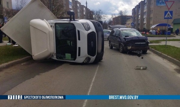 Как грузовик оказался на боку? Подробности ДТП в Пружанах Как грузовик оказался на боку? Подробности ДТП в Пружанах