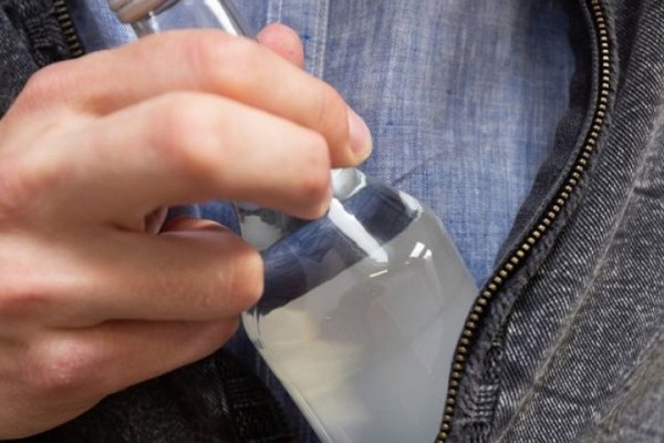 В Барановичах сотрудники охраны задержали мужчину, похитившего спиртное в магазине «Доброном» В Барановичах сотрудники охраны задержали мужчину, похитившего спиртное в магазине «Доброном»