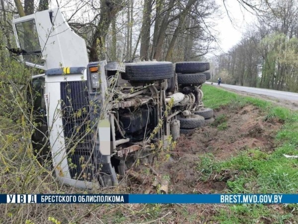 В Жабинковском районе из-за мягкой обочины опрокинулся грузовик В Жабинковском районе из-за мягкой обочины опрокинулся грузовик