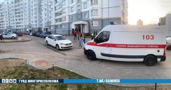 Во дворе сбили 7-летнюю девочку. Видео не для впечатлительных Во дворе сбили 7-летнюю девочку. Видео не для впечатлительных