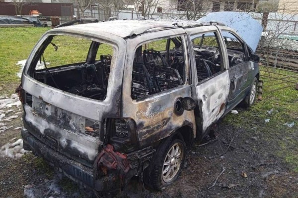 В Кобрине огнем уничтожен автомобиль В Кобрине огнем уничтожен автомобиль