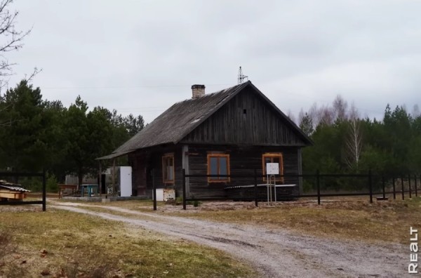 Две веранды и пять печей. Семья отремонтировала родительский дом в Брестской области и превратила его в уютную усадьбу