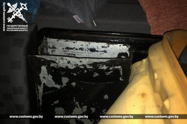 Гражданин России спрятал 4,2 кг гашиша в оборудованном за обшивкой сиденья автомобиля тайнике. Случай на границе в Бресте