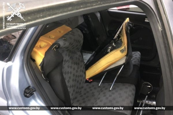Гражданин России спрятал 4,2 кг гашиша в оборудованном за обшивкой сиденья автомобиля тайнике. Случай на границе в Бресте