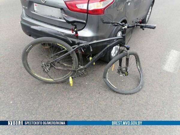 Житель Китая на автомобиле сбил велосипедиста в Бресте Житель Китая на автомобиле сбил велосипедиста в Бресте