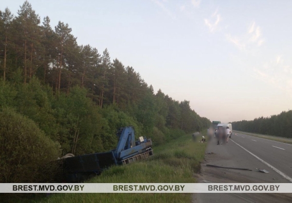 Жестко ДТП произошло в Брестской области на трассе М1 Жестко ДТП произошло в Брестской области на трассе М1