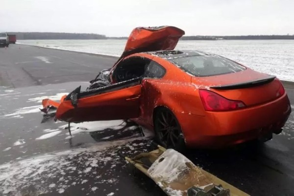 Водитель Infiniti обгонял на скорости 156 км/ч и влетел во встречный Volkswagen Водитель Infiniti обгонял на скорости 156 км/ч и влетел во встречный Volkswagen