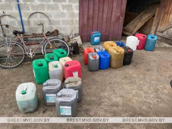 В сарае у тракториста в Брестской области обнаружили 370 литров окрашенной солярки В сарае у тракториста в Брестской области обнаружили 370 литров окрашенной солярки