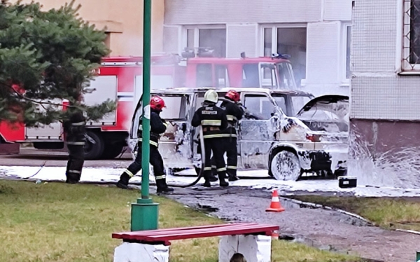 Микроавтобус загорелся в Барановичах
