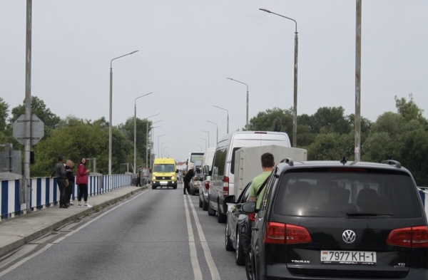 «Одни по 20 часов стоят, другие за ночь $500 делают». Репортаж из пункта пропуска «Брест — Тересполь»