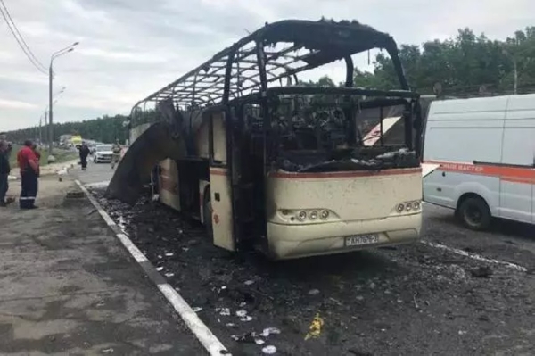 Туравтобус из Беларуси сгорел на трассе «Дон» в Липецкой области Туравтобус из Беларуси сгорел на трассе «Дон» в Липецкой области