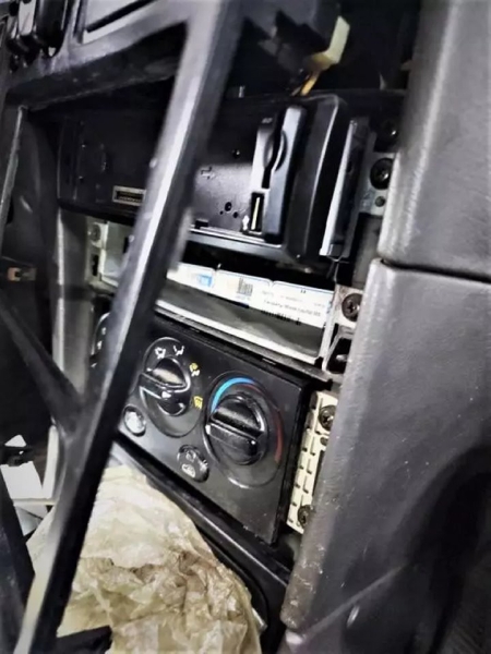 Белорус нашпиговал Kia Shuma сигаретами и поехал через границу, но его план провалился Белорус нашпиговал Kia Shuma сигаретами и поехал через границу, но его план провалился