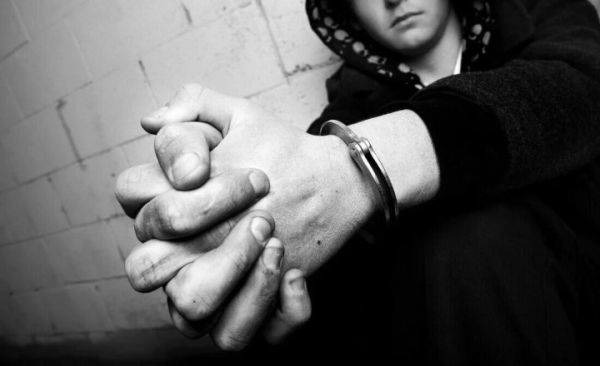 В Каменецком районе двое молодых людей шантажом заставили школьника зарегистрироваться в наркошопе