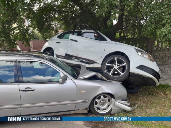 Машина оказалась на машине. Брестчанин попал в ДТП в Кобрине Машина оказалась на машине. Брестчанин попал в ДТП в Кобрине