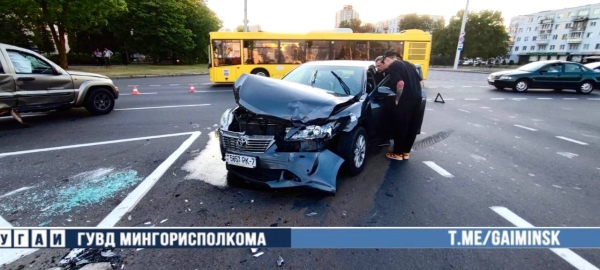 Проехал на красный и перевернулся. Видео из Минска Проехал на красный и перевернулся. Видео из Минска