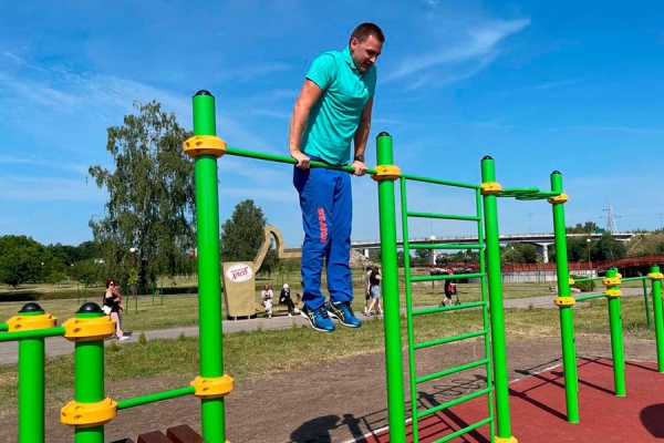 В Кобрине на набережной открыли воркаут-площадку