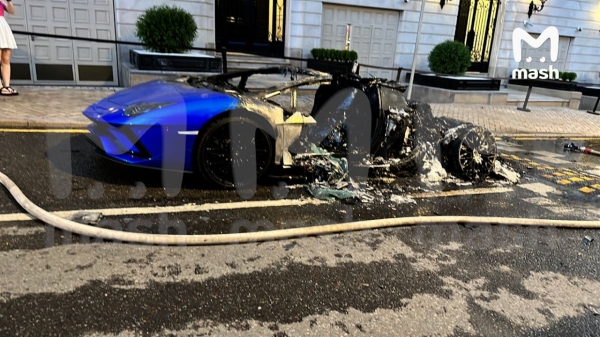 В центре Москвы сгорел редкий Lamborghini Aventador S roadster – видео