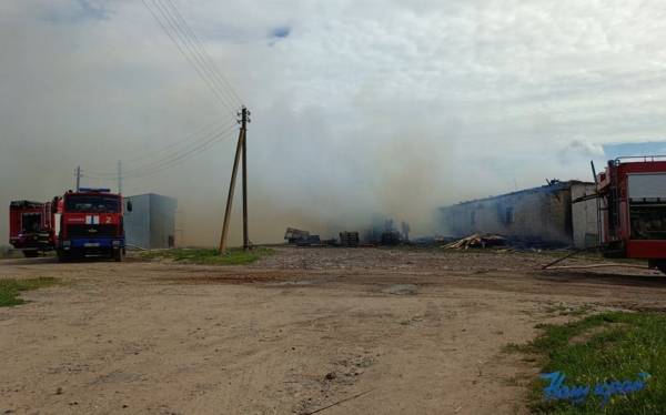 Здание склада ИП горело в Барановичском районе. Огонь уничтожил еще и машину