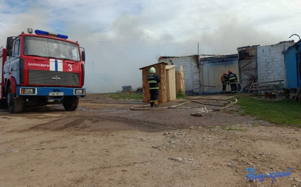 Здание склада ИП горело в Барановичском районе. Огонь уничтожил еще и машину