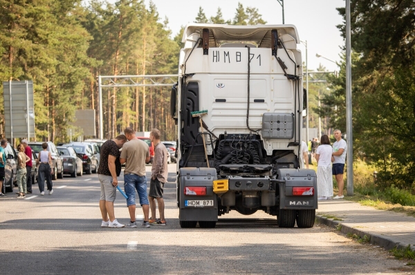 «Наши пожилые водители почти все в разводе». Пообщались с дальнобойщиками на белорусско-литовской границе «Наши пожилые водители почти все в разводе». Пообщались с дальнобойщиками на белорусско-литовской границе