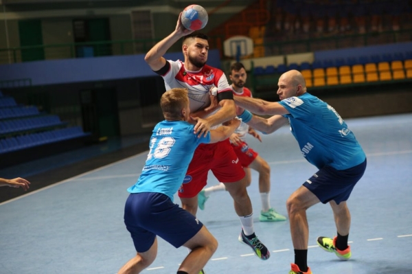 В домашнем спарринге гандболисты «Мешков Брест» уступили соперникам из Санкт-Петербурга