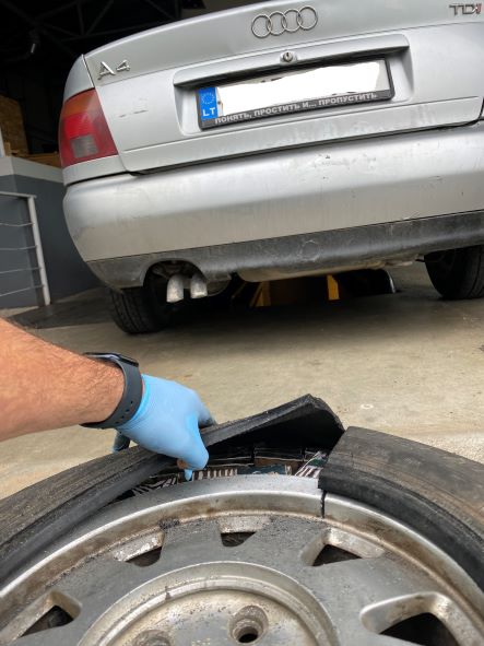 Таможня Литвы на примерах рассказала, сколько зарабатывают контрабандисты, провозя одно колесо с сигаретами