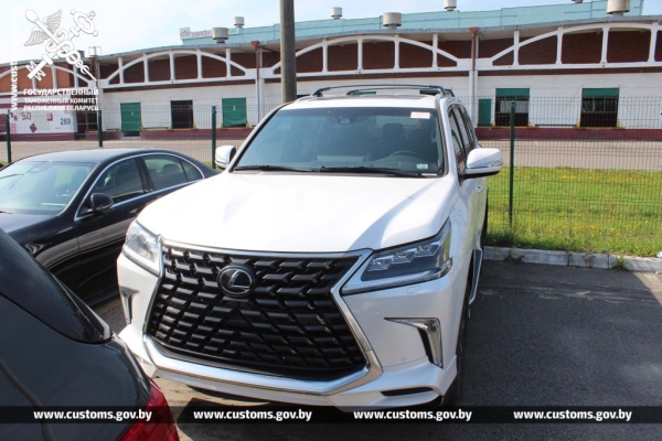 Семь недешевых авто пытались ввезти в Беларусь, занизив стоимость почти в два раза Семь недешевых авто пытались ввезти в Беларусь, занизив стоимость почти в два раза