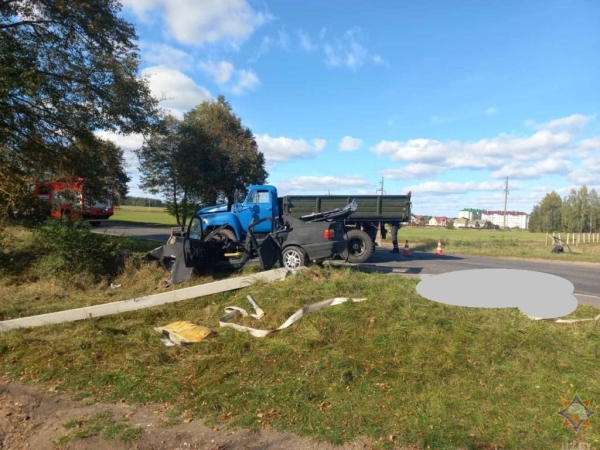 Страшная авария в Барановичском районе: появилось видео, как спасали пассажира BMW