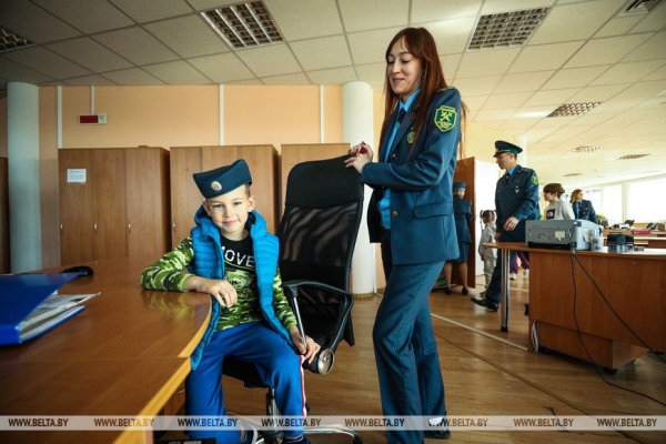 Для посещения нужен пропуск. Дети сотрудников Брестской таможни побывали на работе у своих родителей Для посещения нужен пропуск. Дети сотрудников Брестской таможни побывали на работе у своих родителей