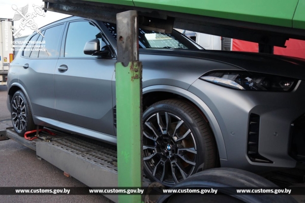Через границу пытались провезти BMW примерно за 240 000 рублей. Стоимость оказалась занижена