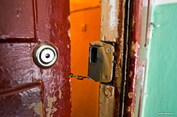 «Вместо брачной ночи собирали по квартире воду». Белорусы рассказывают истории самых диких коммунальных ЧП