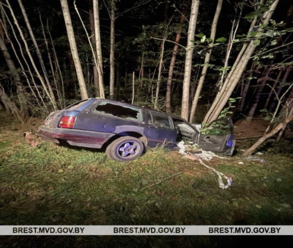 В Березовском районе машина съехала в кювет и врезалась в дерево